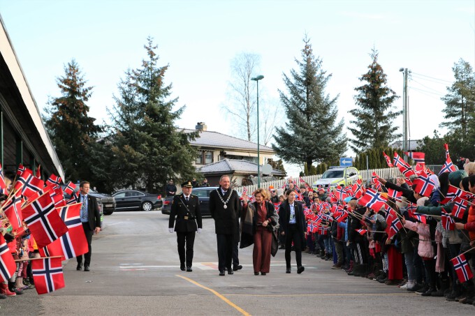 Dronningen fikk en varm velkomst av de over 300 elevene ved Stigeråsen skole. Foto: Sara Svanemyr, Det kongelige hoff. 